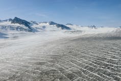 tête du glacier Shamrock, avec des pics montagneux dénudés derrière elle